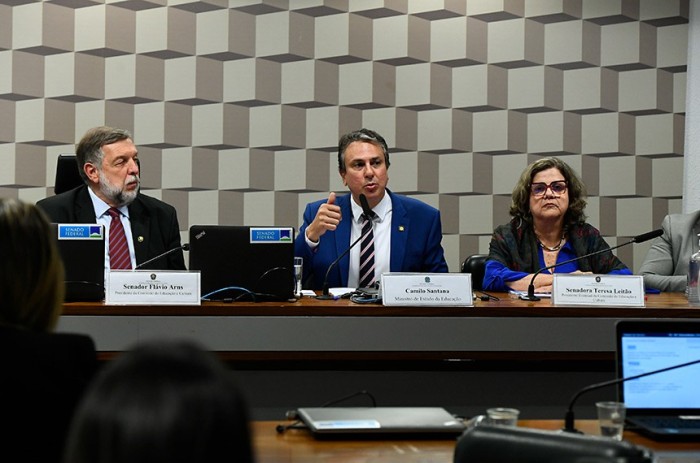 O ministro Camilo Santana (ao centro) na Comissão de Educação, com os senadores Flávio Arns e Teresa Leitão: colegiado deve colaborar com o MEC na reestruturação do novo modelo - Foto: Roque de Sá/Agência Senado