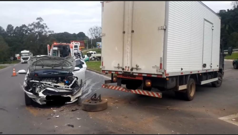 Veículo e caminhão colidem deixando uma pessoa ferida