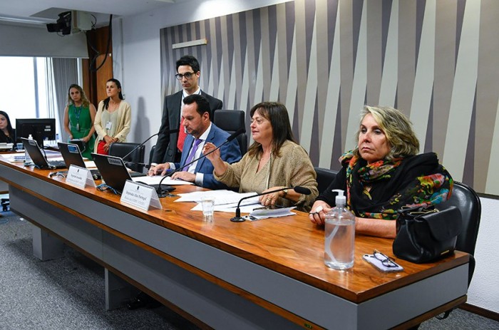 A relatora da MP, deputada Alice Portugal (ao centro, entre os deputados Josenildo e Erika Kokay), na reunião da comissão mista - Foto: Roque de Sá/Agência Senado