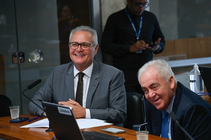 Renan (E) lembra que a Petrobras é acionária da Braskem, que extraiu sal-gema e provocou o afundamento de solo - Foto: Edilson Rodrigues/Agência Senado