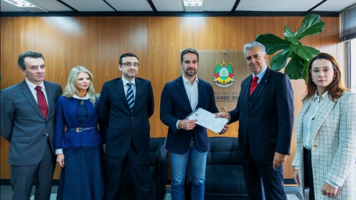 Roberto Ponsi (E), Fernanda Ismael, Ângelo Borghetti, Eduardo Leite, Geraldo da Camino e Daniela Toniazzo. -Foto: Maurício Tonetto/Secom