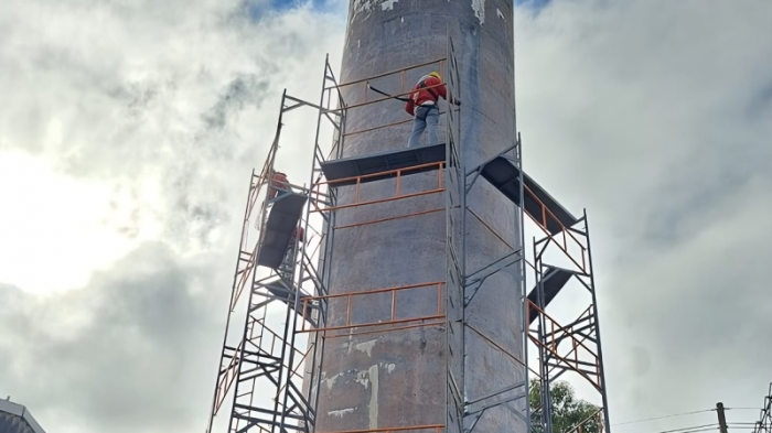 Em Bento Gonçalves, está sendo demolida a antiga caixa d’água da Escola Estadual de Ensino Fundamental Anselmo Luigi Piccoli -Foto: Ascom SOP