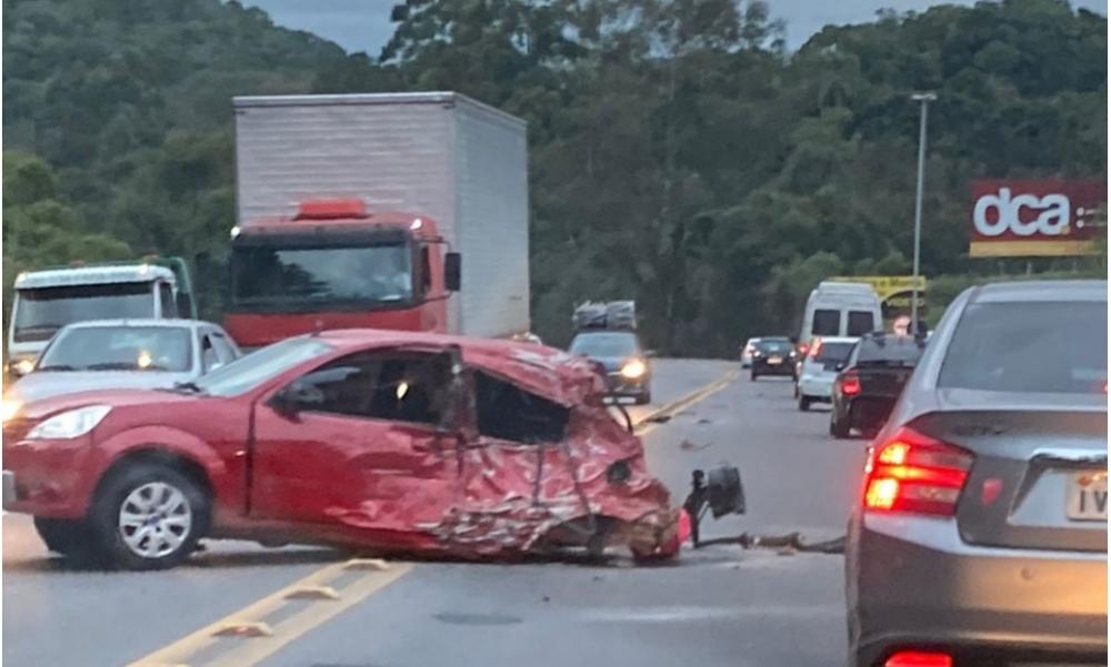 Acidente entre carro e caminhão é registrado em Carlos Barbosa