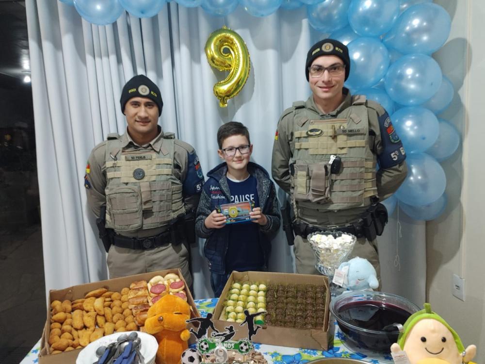 Policiais Fidelis e Mello fizeram a alegria do pequeno Carlos Eduardo no seu aniversário - Foto: Brigada Militar