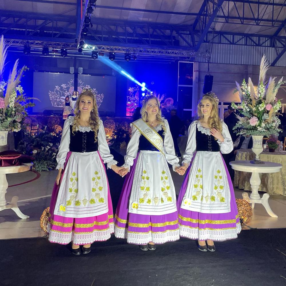 La Piú Bella Ragazza Andréia Rossetti (ao centro) com as princesas Flávia Pauletti e Laís Deon Sundstron - Foto: Divulgação