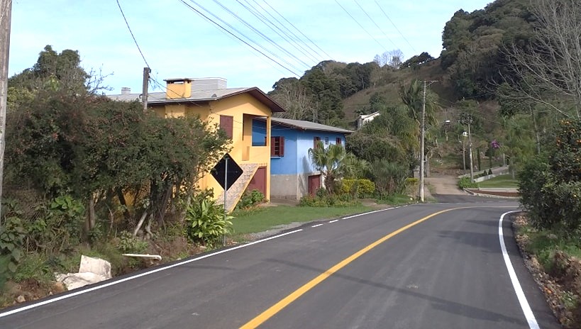 Trecho asfaltado de um quilômetro vai auxiliar no escoamento da produção de uva no distrito de Tuiuty - Foto: Gabriel Pfeifer / Rádio Difusora/Divulgação