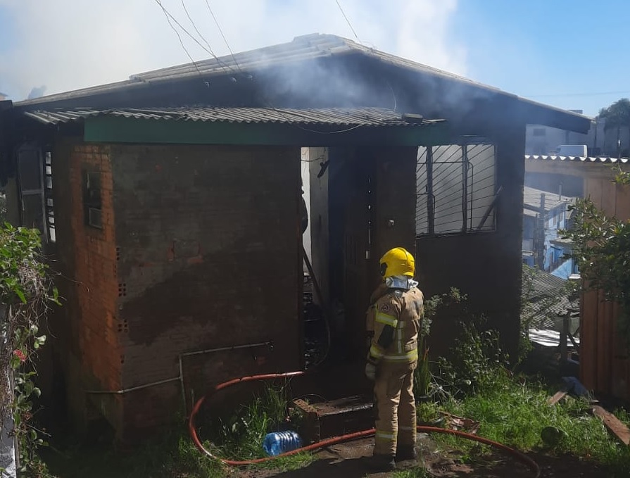 Indivíduos ateiam fogo em residência no bairro São José, em Farroupilha