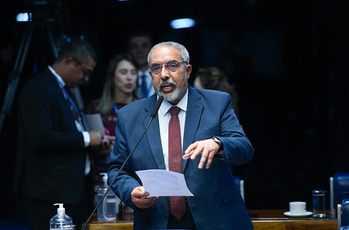 Paim relatou o projeto na Comissão de Educação - Foto: Marcos Oliveira/Agência Senado