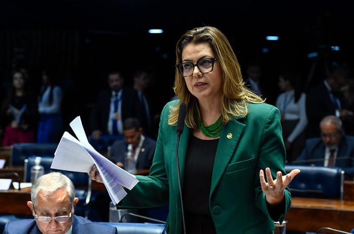 Leila Barros critica a inclusão no projeto dos 