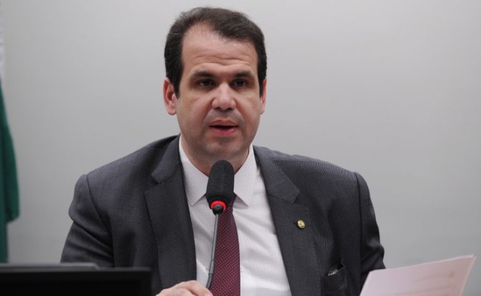 Áureo: a indústria não deve parar de fornecer o medicamento no meio dos tratamentos - (Foto: Renato Araújo/Câmara dos Deputados)