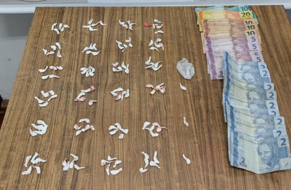 Homem é preso com mais de 120 buchas de cocaína em Farroupilha