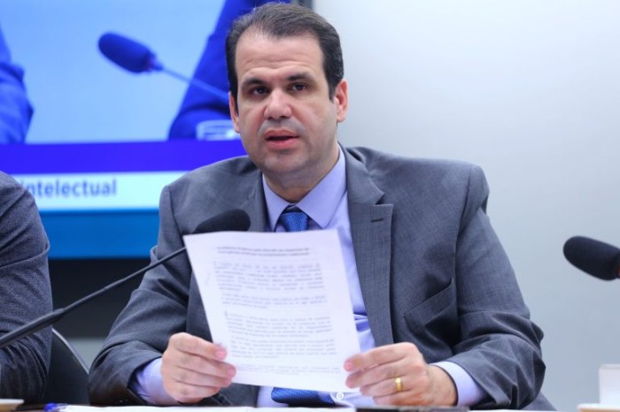 Aureo Ribeiro recomendou a aprovação da proposta - (Foto: Vinicius Loures/Câmara dos Deputados)