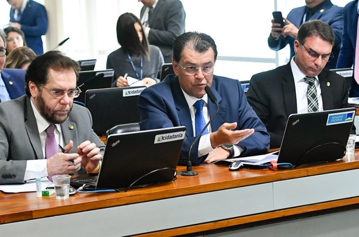 Eduardo Braga (ao centro) apresentou relatório favorável à proposta de Confúcio Moura; texto vai à Câmara - Foto: Geraldo Magela/Agência Senado