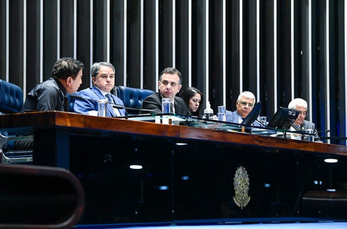 Presidente do Senado, Rodrigo Pacheco (C) comandou a sessão - Foto: Roque de Sá/Agência Senado