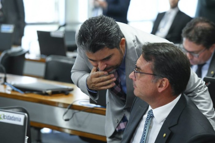 Senadores Marcos Rogério e Flávio Bolsonaro criticaram silêncio de Delgatti - (Foto: Marcos Oliveira/Agência Senado)
