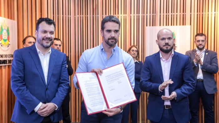 Ao lado dos secretários Artur Lemos e Pedro Capeluppi, Leite destacou destacou fim das praças físicas de pedágio nos trechos -Foto: Gustavo Mansur/Secom