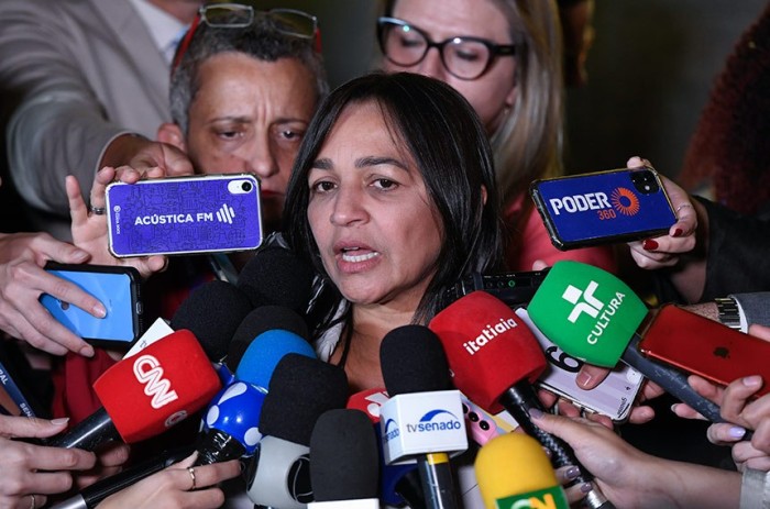 Eliziane Gama concedeu entrevista coletiva após a reunião da CPMI; para a relatora, é preciso checar as informações apresentadas pelo hacker Walter Delgatti Neto, por meio de documentos e quebras de sigilos - Foto: Jefferson Rudy/Agência Senado
