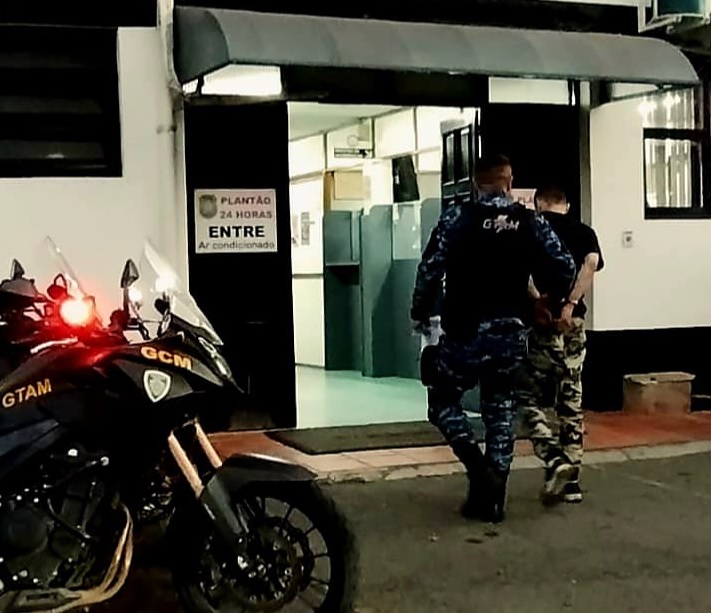 Motoqueiro é preso por tráfico ao tentar fugir de blitz