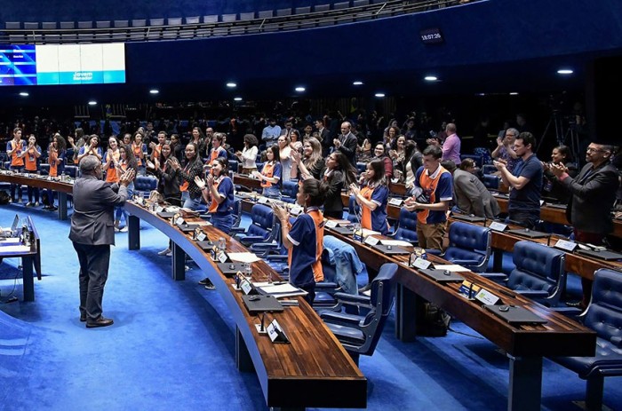 No Plenário do Senado, os jovens senadores são saudados pelo senador Paulo Paim em 2018 - Foto: Waldemir Barreto/Agência Senado