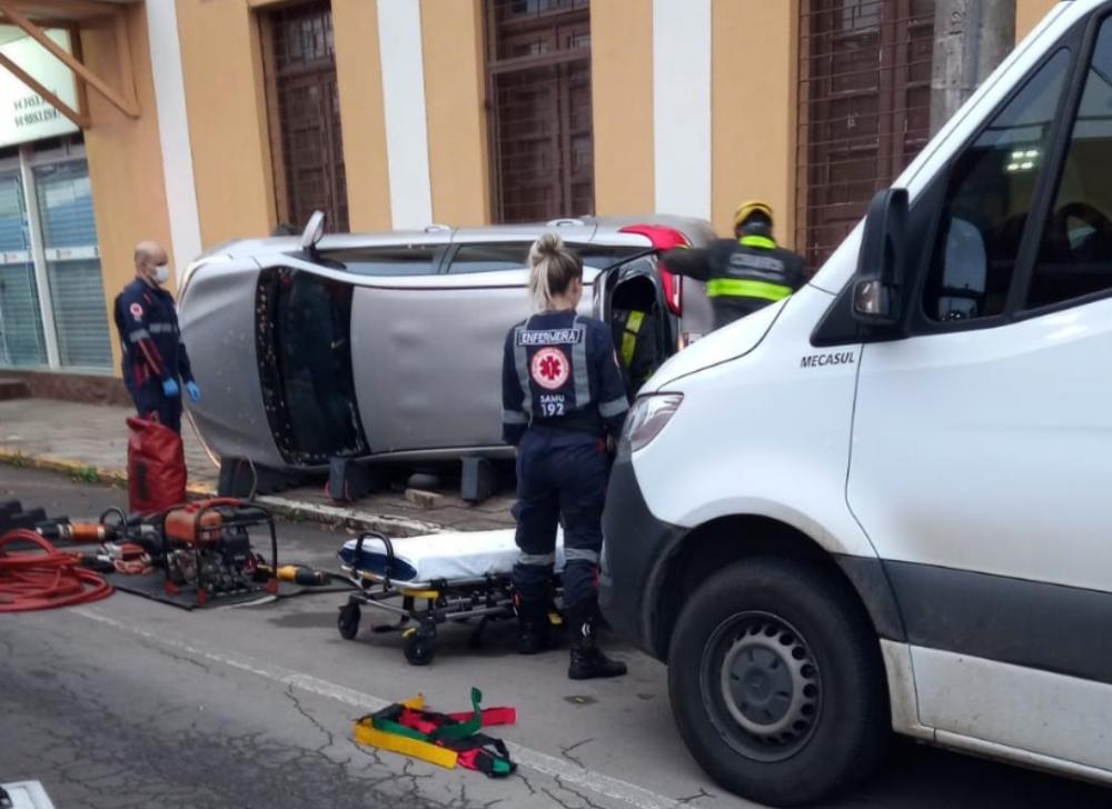 Motorista perde controle da direção, colide com dois veículos e capota carro em Bento Gonçalves