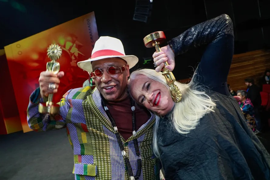 Vera Holtz recebe o prêmio de melhor atriz, por “Tia Virgínia” e Aílton Graça recebe o prêmio de melhor ator, 'Mussum, o filmis' — Foto: Edison Vara/Agência Pressphoto