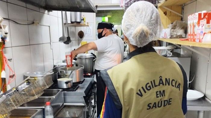 Fiscais verificam boas práticas na preparação de alimentos -Foto: Divulgação SES