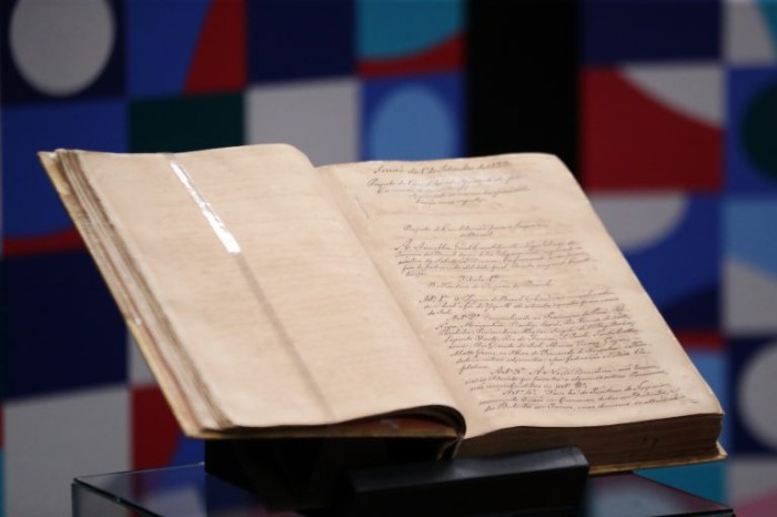 A Constituição de 1823 integra acervo da Câmara e foi exibida no programa - (Foto: Bruno Spada/Câmara dos Deputados)