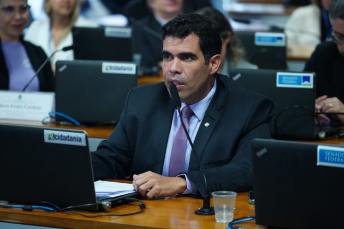 Ricardo Ayres foi o relator da proposta na comissão - (Foto: Pablo Valadares/Câmara dos Deputados)