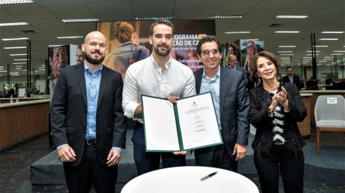 Capeluppi (E), Leite, Bueno e Raquel na assinatura do contrato de estruturação de PPP que qualifica a infraestrutura escolar -Foto: Maurício Tonetto/Secom