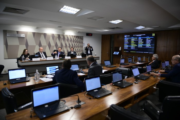 Relator da proposta, Eduardo Braga ponderou que a sociedade brasileira deverá avaliar o custo-benefício de regimes diferenciados - Foto: Pedro França/Agência Senado