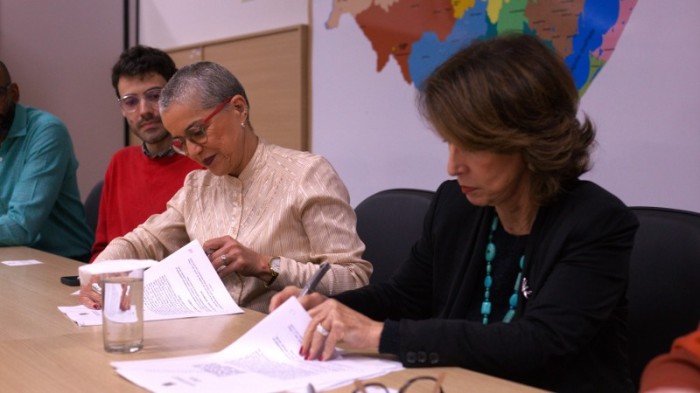 Assinatura do documento aconteceu nesta quinta-feira, no gabinete da Seduc, com a presença das titulares das pastas -Foto: Flávio Cunha/Ascom Seduc