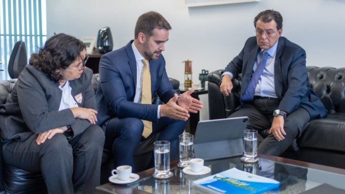 Pricilla Santana, Eduardo Leite e Eduardo Braga discutiram pontos como o critério para divisão da arrecadação -Foto: Maurício Tonetto/Secom