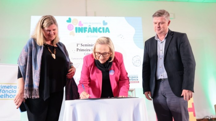 Arita Bergmann assinou, em Colinas, o edital que abre novas vagas e adesões no programa -Foto: Itamar Aguiar/Ascom SES