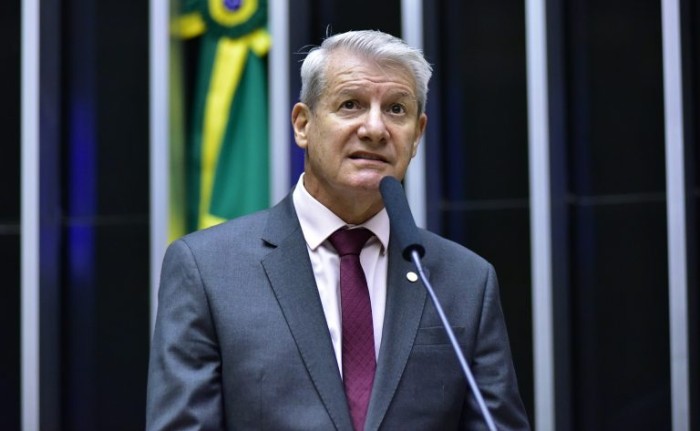O relator, deputado Paulo Foletto, recomendou a aprovação da proposta - (Foto: Zeca Ribeiro/Câmara dos Deputados)
