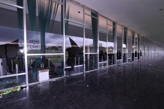 Vidros quebrados na Câmara dos Deputados durante a invasão em janeiro - (Foto: Câmara dos Deputados)