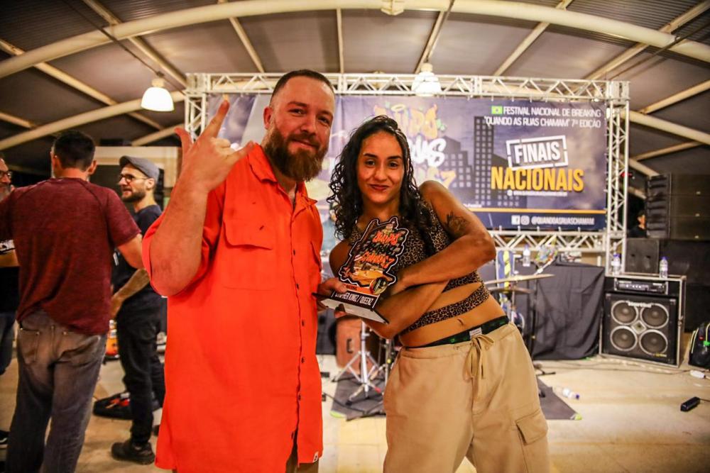 Registro da premiação do Festival de Brasília, onde Pedrinho venceu a categoria Cypher King junto da brasiliense, Ana Raquel, que venceu de Cypher Queen. Crédito: Bruna Ferreira.