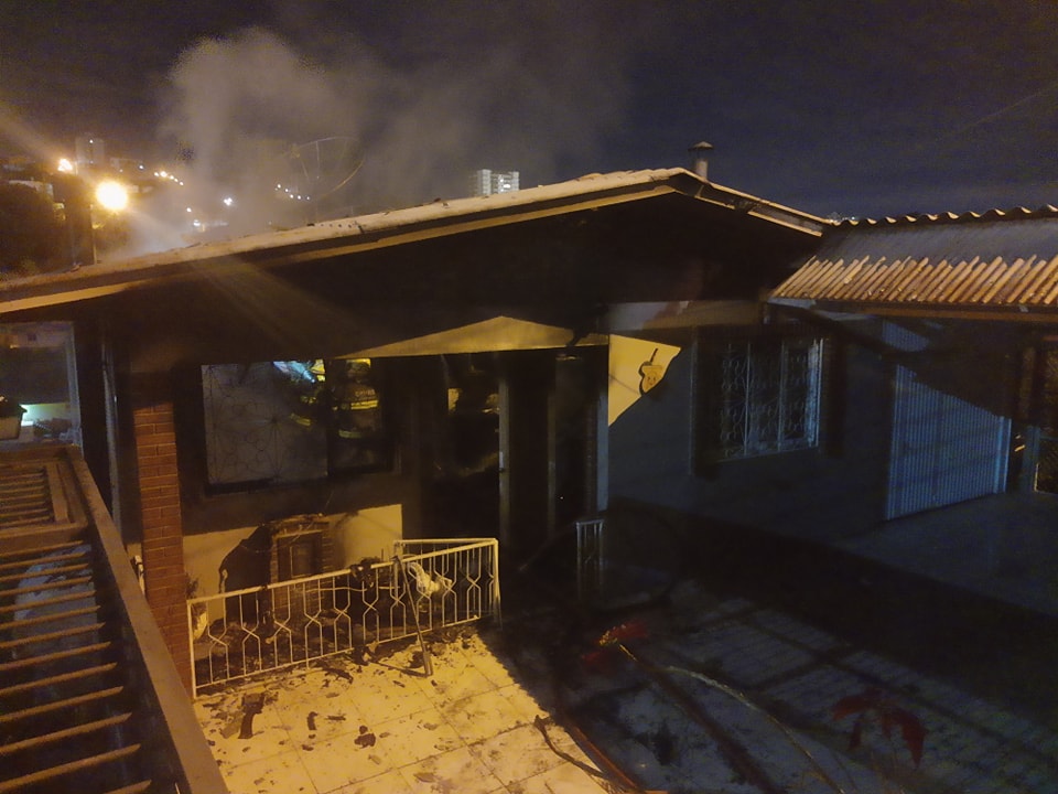 Fogo destrói casa no bairro São Vendelino em Bento Gonçalves