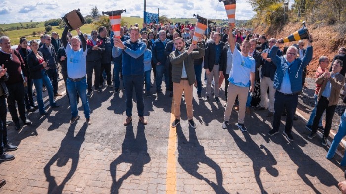 Ato simbólico que oficializa a entrega da pavimentação ocorreu na manhã deste sábado (26/8) -Foto: Joel Vargas/GVG