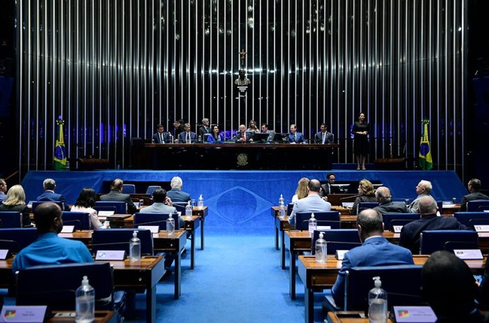 A sessão foi presidida pelo senador Espiridião Amin (C), torcedor do Avaí - Foto: Pedro França/Agência Senado