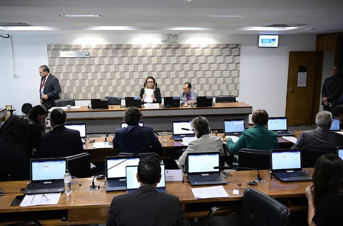 Proposta de Flávio Bolsonaro contou com relatório favorável de Damares Alves e segue para a Câmara - Foto: Pedro França/Agência Senado