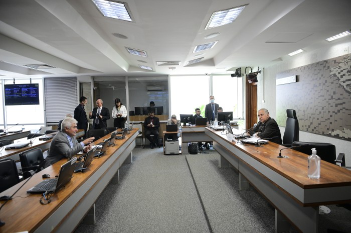 Projeto de autoria de Izalci (dir), com substitutivo de Pontes (esq), segue agora para a Comissão de Assuntos Econômicos (CAE) - Foto: Pedro França/Agência Senado