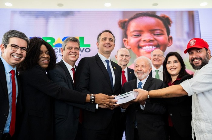 Pacheco (ao centro) na entrega do projeto do PPA 2024-2027 pelo presidente Lula e ministros Simone Macedo e Márcio Macedo; senador Randolfe Rodrigues (à esq.) e representantes de movimentos sociais também participaram - Foto: Pedro Gontijo/Senado Federal