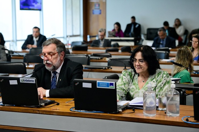 O relator, Flávio Arns (ao lado de Damares Alves, na reunião da CDH), defendeu aprovação da proposta - Foto: Pedro França/Agência Senado