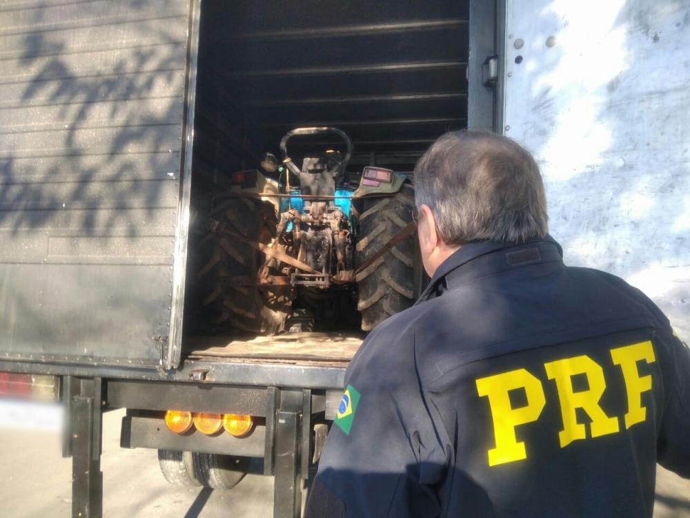 Homens são presos com trator roubado na BR-470