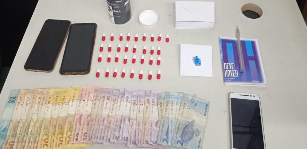 Homem é preso e menor é apreendida por tráfico de drogas no bairro Santa Rita