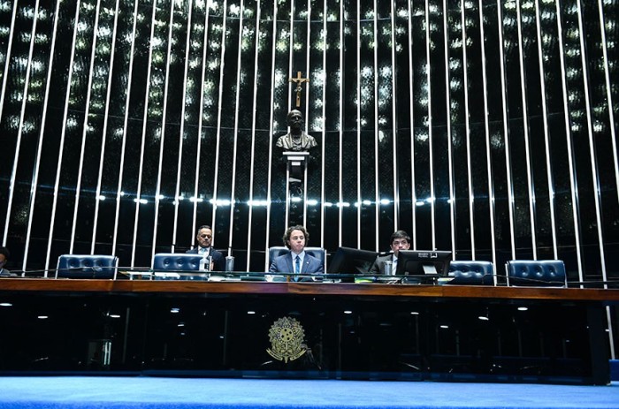 O primeiro-vice-presidente do Senado, Veneziano Vital do Rêgo (C), conduziu a sessão - Foto: Roque de Sá/Agência Senado