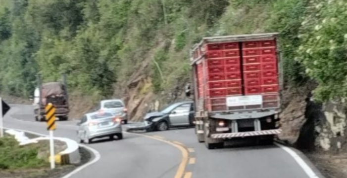 Acidente na BR-470 deixa o trânsito lento