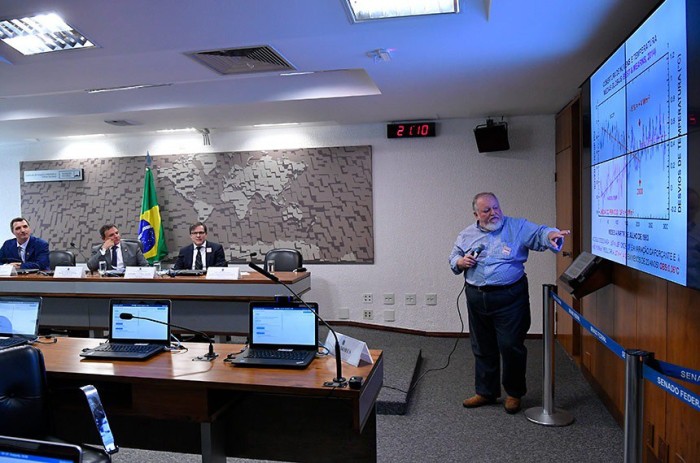 O meteorologista e professor da Universidade Federal de Alagoas Luiz Carlos Molion durante audiência pública no Senado em 2019 credito=