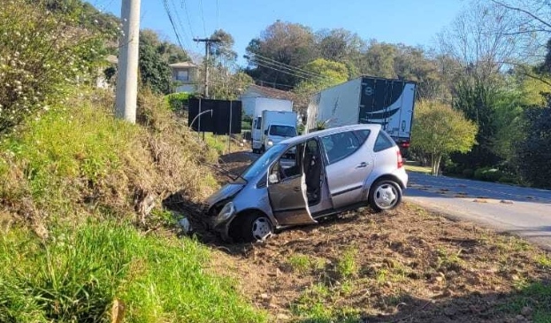 Motorista fica ferido em acidente de trânsito no Vale dos Vinhedos