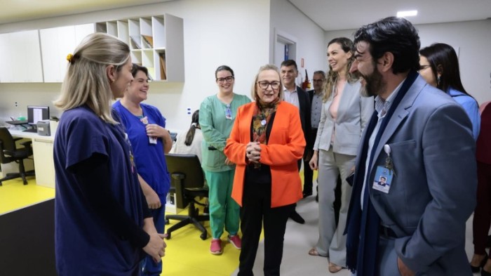 Secretária Arita Bergmann conversa com equipe do hospital durante visita à instituição -Foto: Itamar Aguiar/Ascom SES